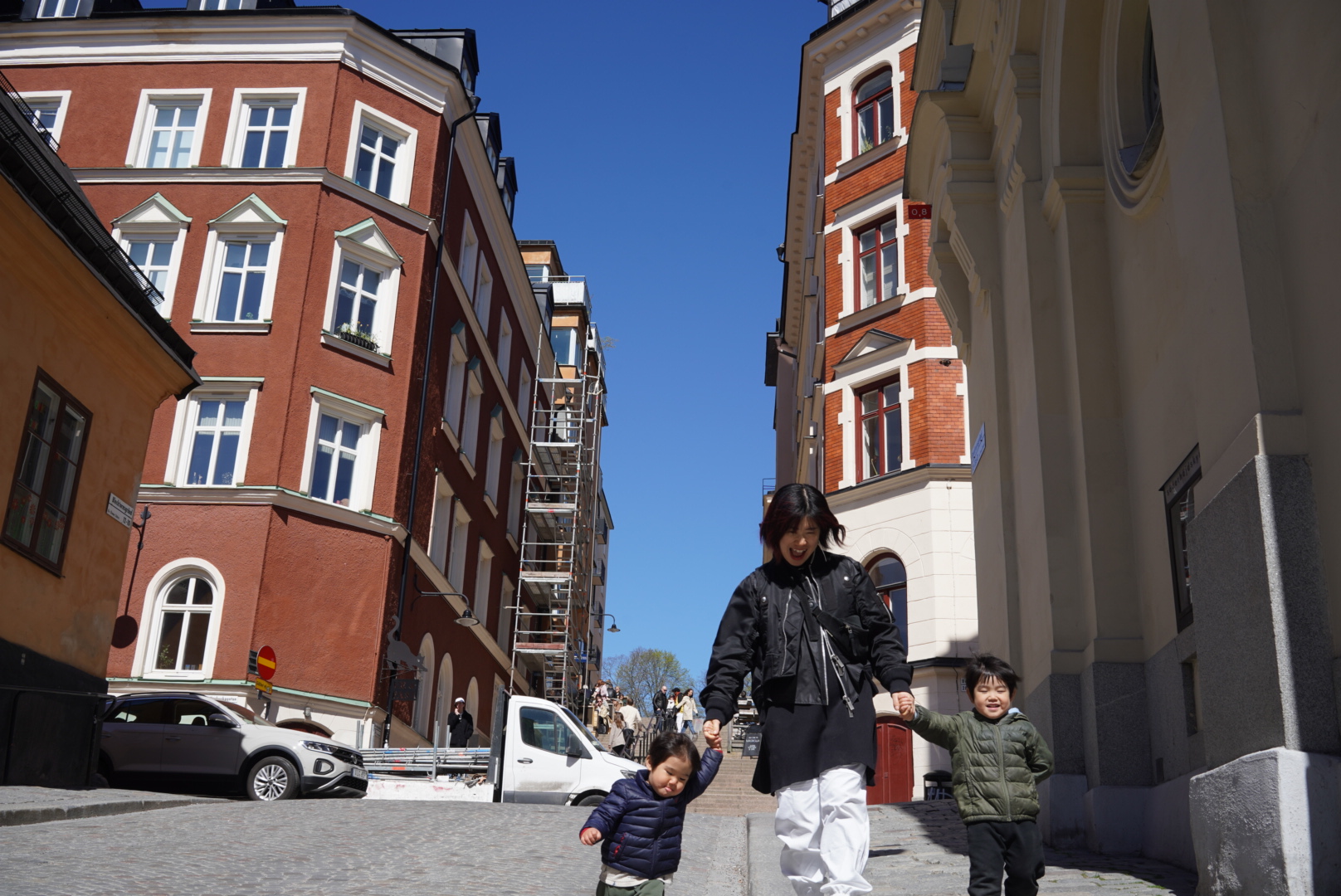 ストックホルムの石畳を歩く家族