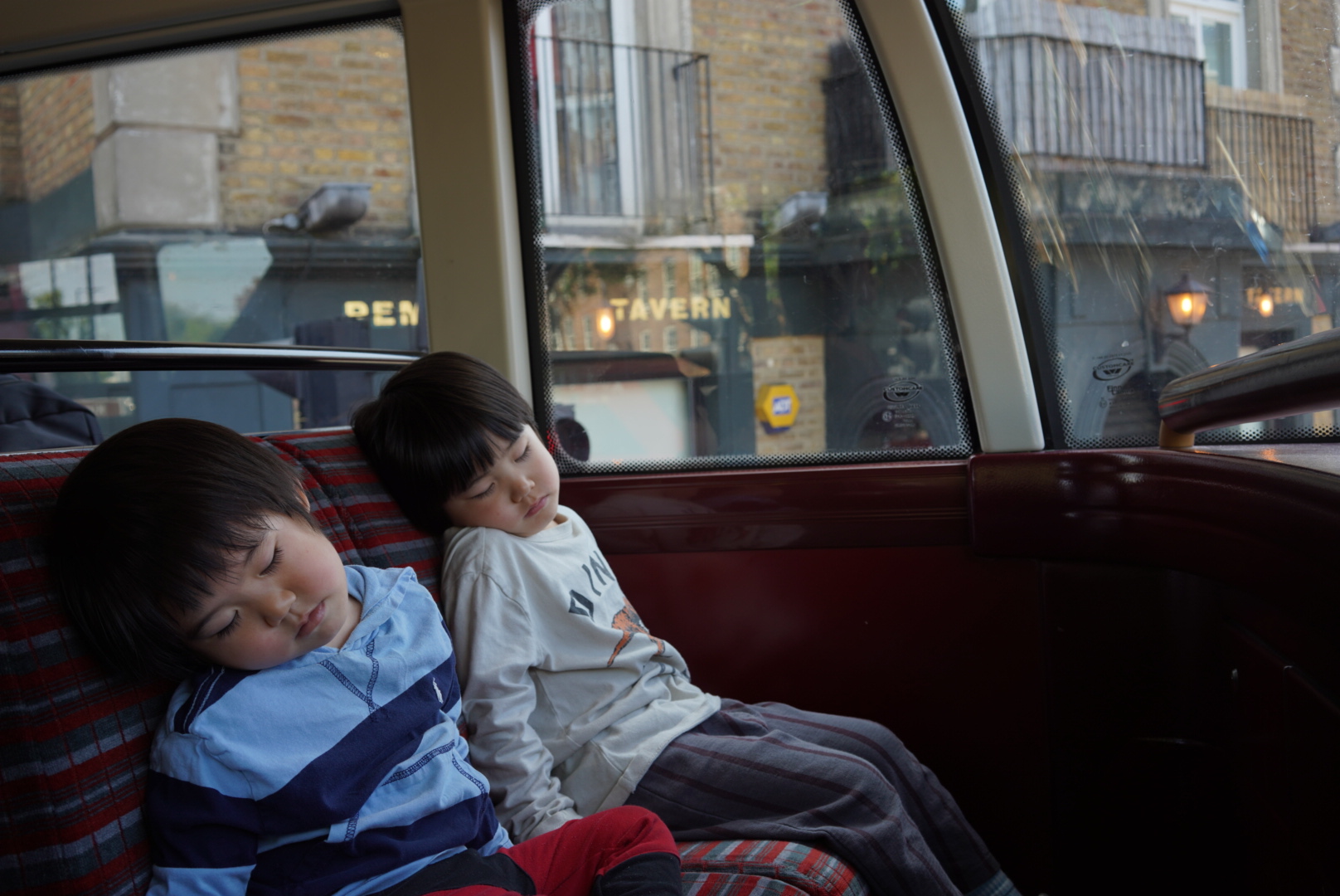 ロンドンのバスで眠る兄弟