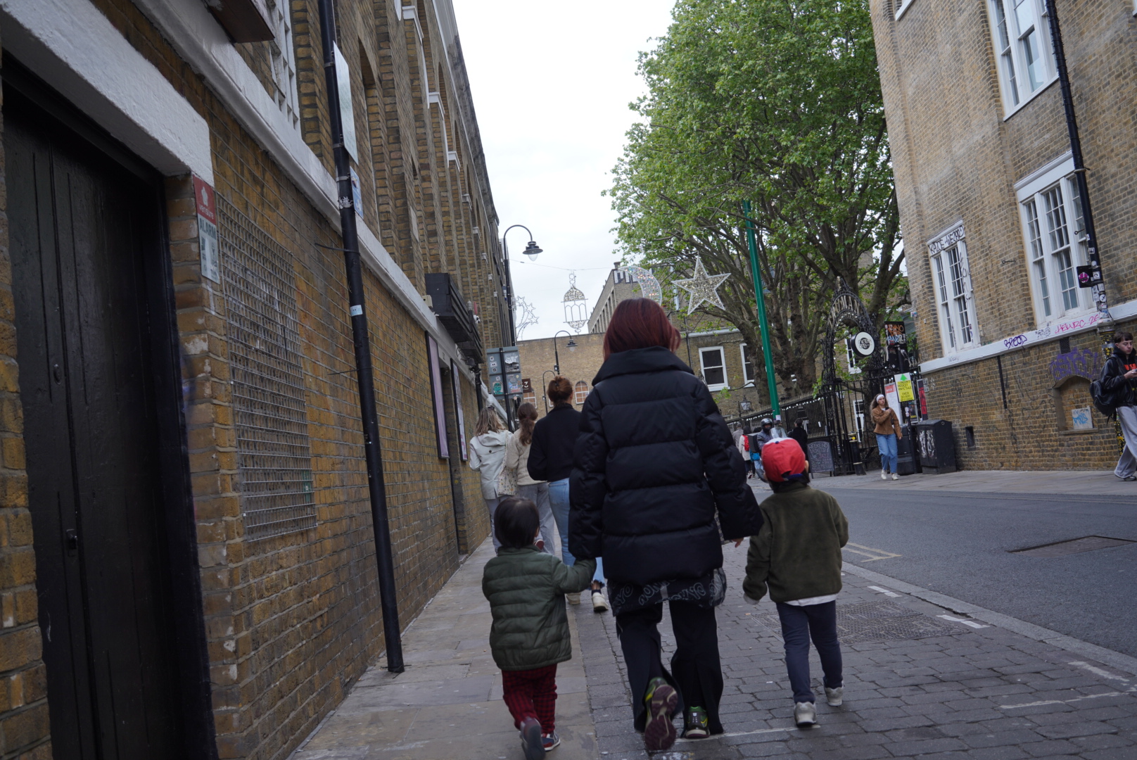 ロンドンの街を歩く家族